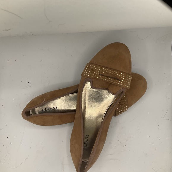 “ALFANI” Tan Coloured Suede Shoes with Studding and Gold Heels. - Picture 7 of 10